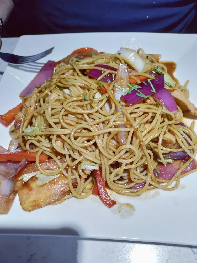 Tallarín Salteado de Pollo